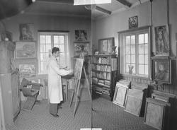 Maleren Annar Eggen i sitt atelier