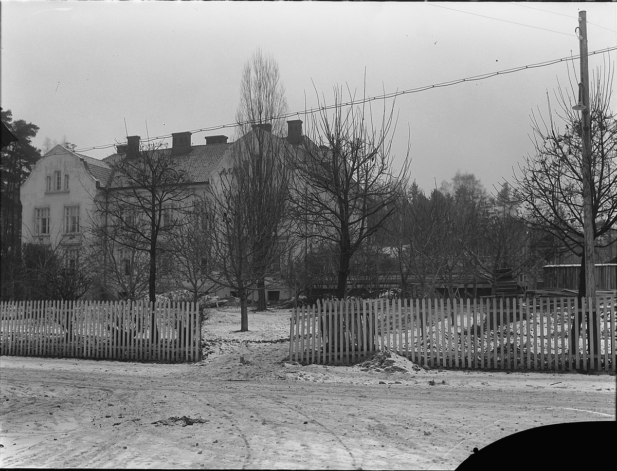 Eksteriør før utbygging. Hamar sykehus, bygget sto ferdig i 1907, fløyen til venstre ble påbygd i 1915. Denne bygningen ble brukt for pasienter som skulle ha kirurgisk eller medisinsk behandling, mens det gamle bygget (se HHB-00135) ble brukt for epidemipasienter. 