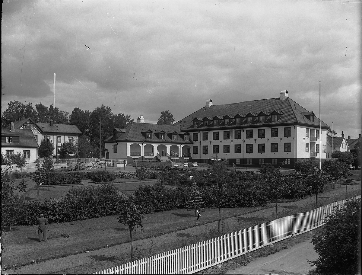 Hamar kommunale bad og gamlehjem i Skolegata. Eksteriør, sommer. Anlegget ble innviet i 1924 og ble bygget etter tegninger fra arkitektfirmaet Morgenstierne & Eide i Kristiania. Murmester Oscar Røhne fra Hamar var hovedentreprenør. 
