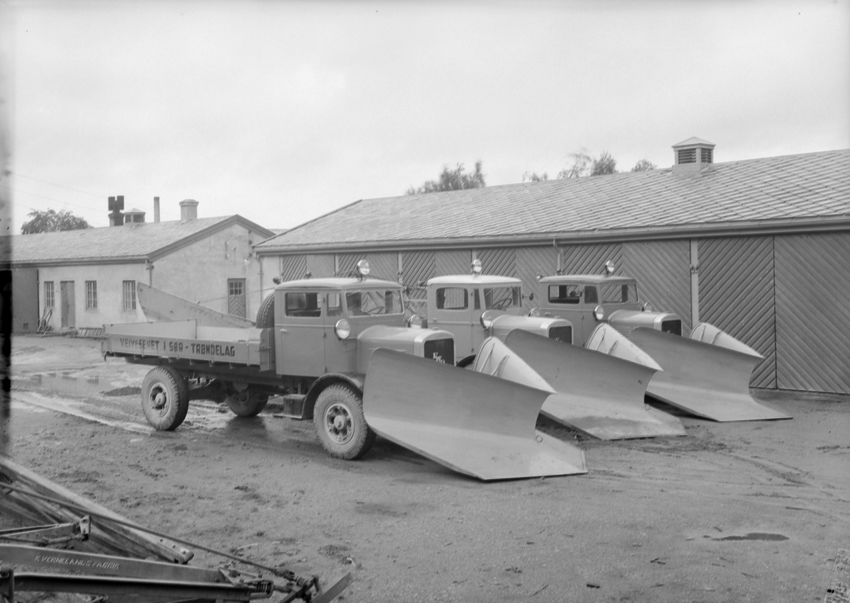 Tre FWD lastebiler påmontert brøyteutstyr ved veivesenets garasjer i Osloveien.