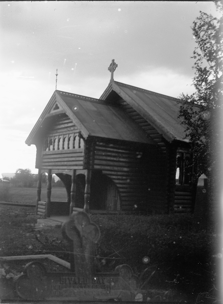 Gravkapellet ved Ottestad kirke. Gitt av godseier Wedel-Jarlsberg. Bygd etter tegning av ingeniør A. Halvorsen på begynnelse av 1900-tallet. 
