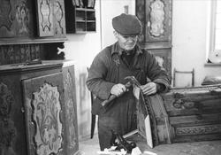 Reparasjon av skap på Trøndelag Folkemuseum.