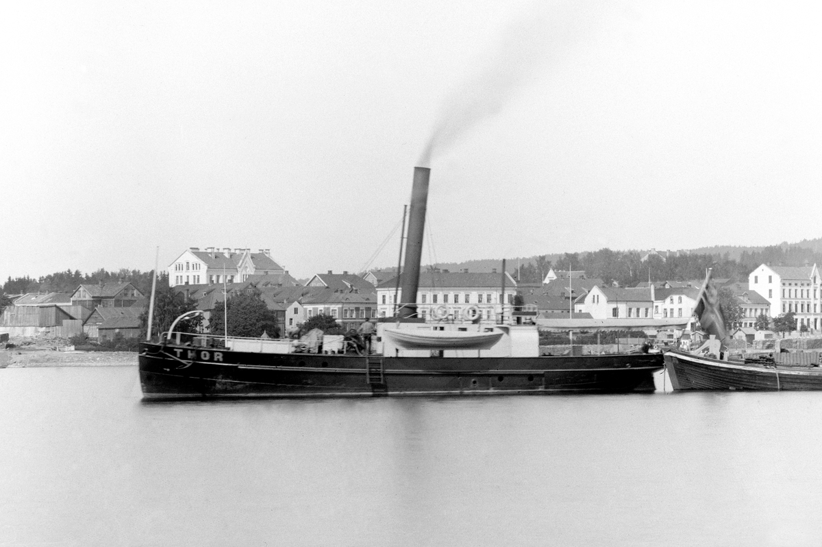 Hamar, Jernbanebrygga, Dampbåt. slepebåten D/S Thor og en godslekter. Mjøsbåten D/S Thor ble også brukt til isbryting.
