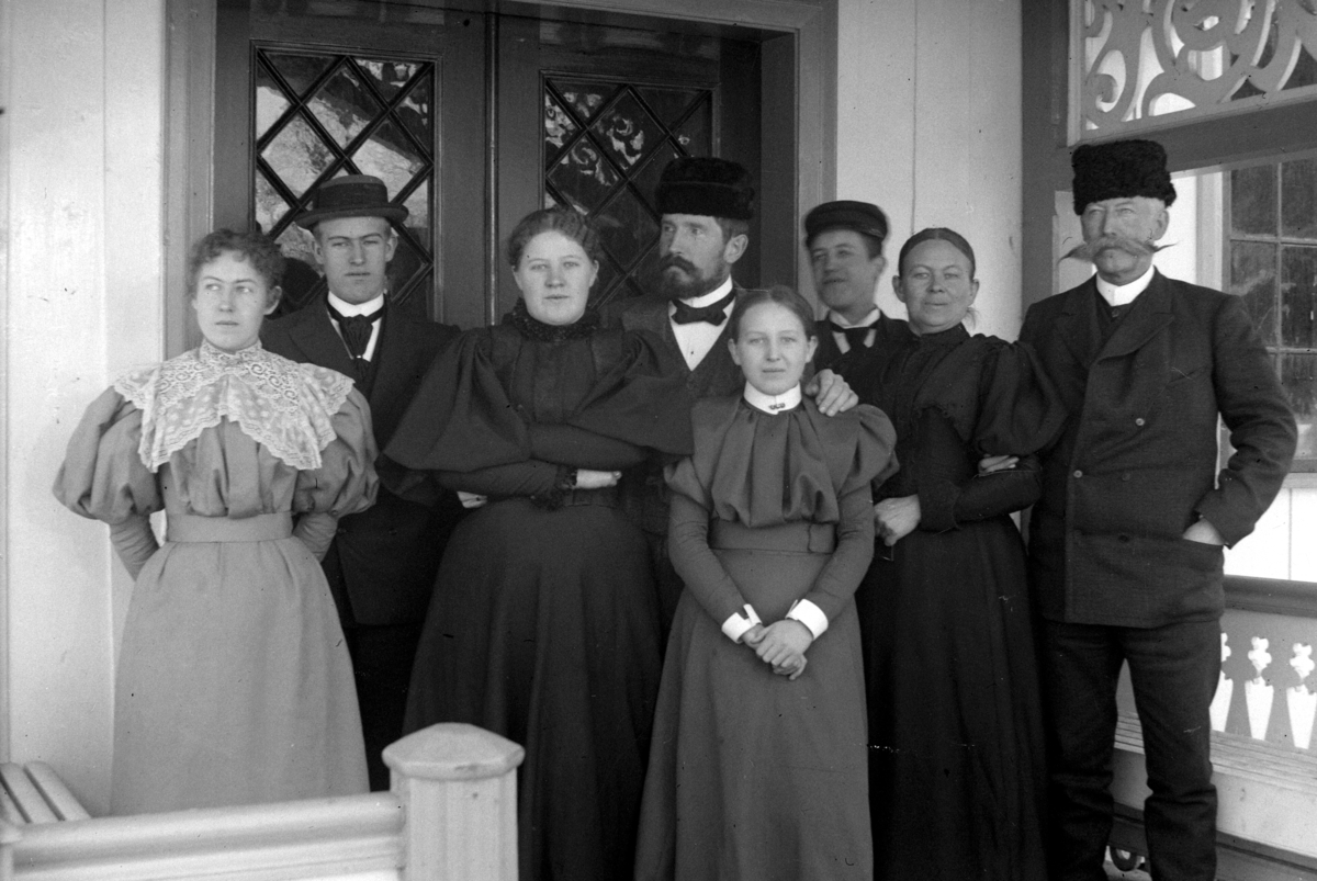 Ringsaker, Veldre, Løken østre, fra venstre: Antonette Barbara Ring (Lally) gift Skappel (1877-), Barthold Ring (1881-1951), Wilhelmine Løken (Mimi) (1876-1953), Ole Løken (1860-1924), Antonette (Tulla) Ring (1883-) gift Hersaug, Paul Ring (1879-1907) og Antonette Ring født Todderud (1854-1919), rittmester Paul Ring (1843-1909)

Lally, Barthold, Mimi, Tulla og Paul er barn av Paul Ring og Antonette Ring