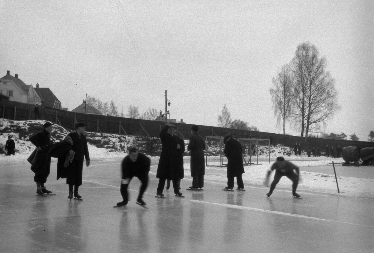 Skøyteløp på Hamar Stadion. - Anno Domkirkeodden / DigitaltMuseum