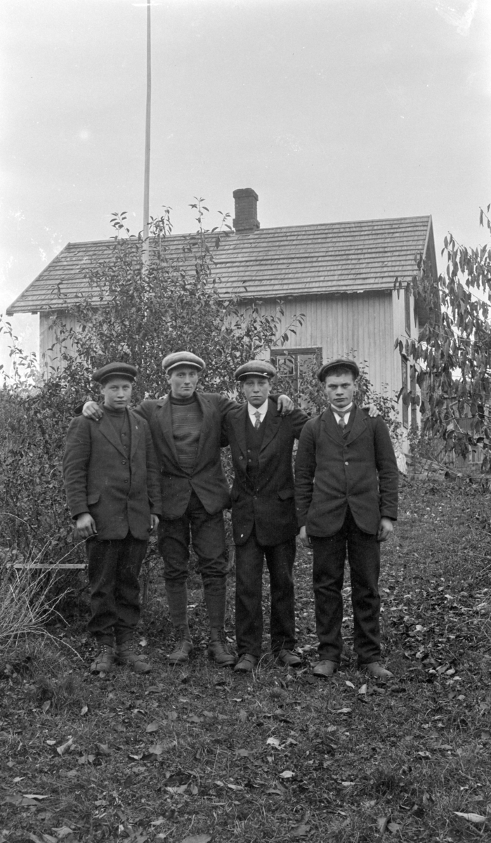 GR: 4 UNGE MENN, EIVIND BYFUGLIEN, HANS LUNDSTEIN (f. 1894), PETTER FAGERLUND, NES. 