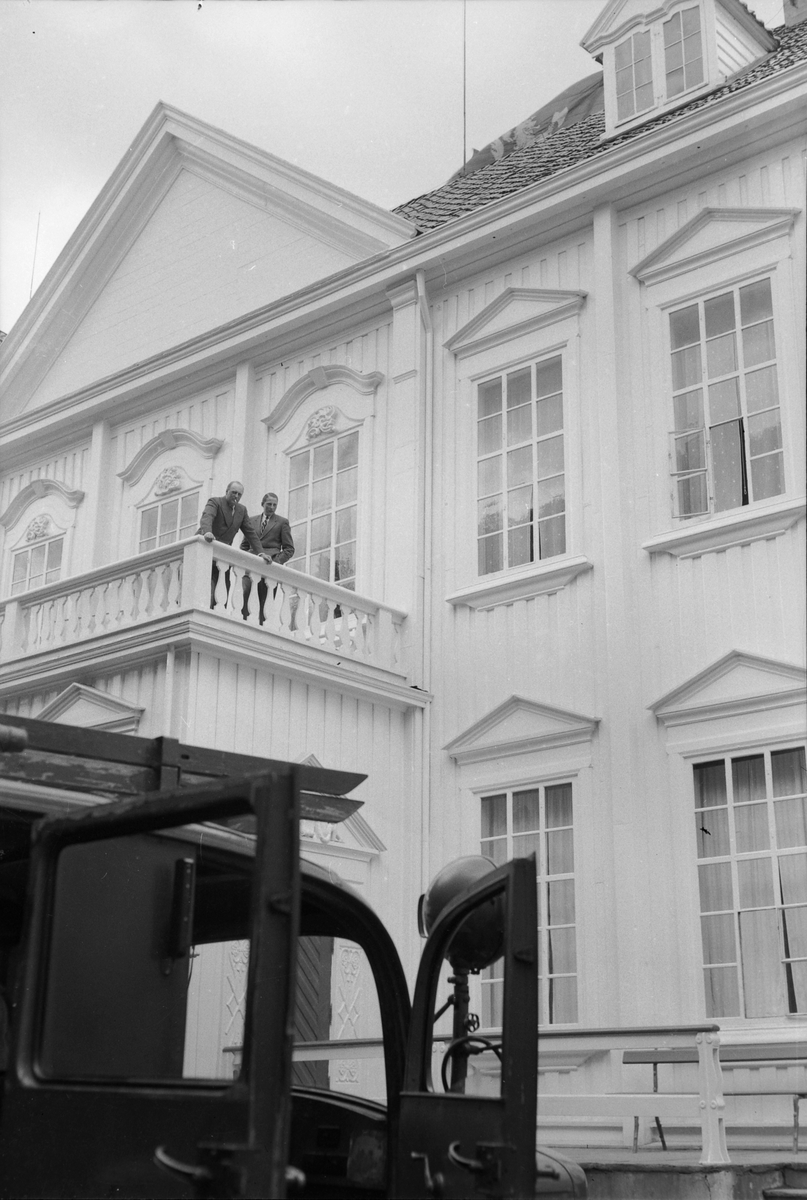 Brannutrykning til Stiftsgården. Kronprins Olav og prins Harald på altanen
