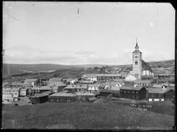 Bilde av Røros sentrum og Røros kirke, sett fra Slegghaugene