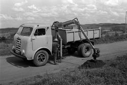 FNM lastebil med  Munch kran og jordbor for stolper. Bilen v