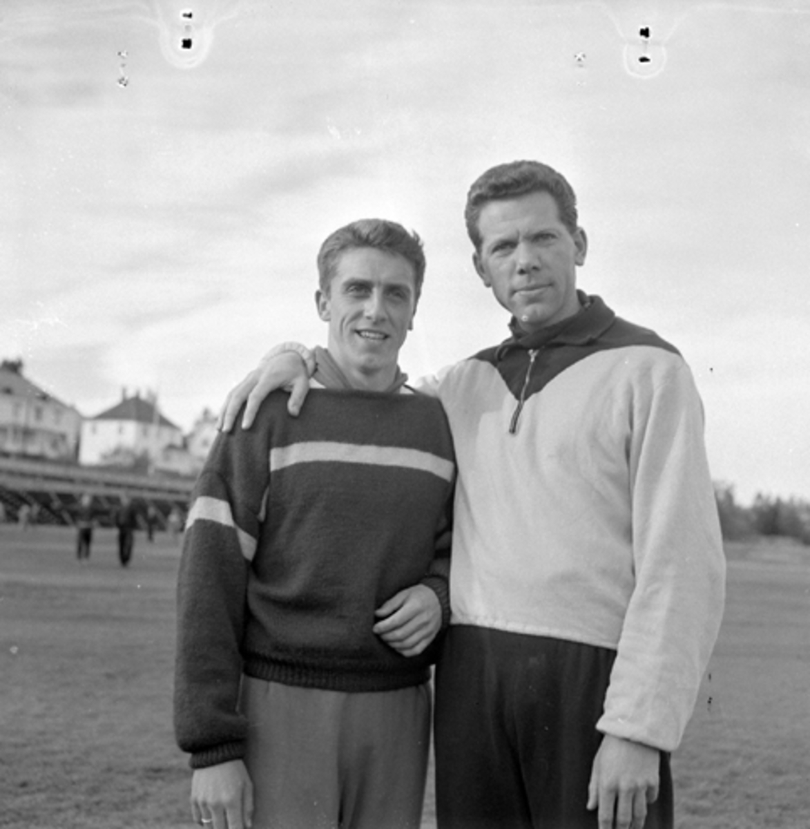 Hamar Idrettslag, friidrett, f.v. Bjørn Westmo, ukjent. Hamar stadion.