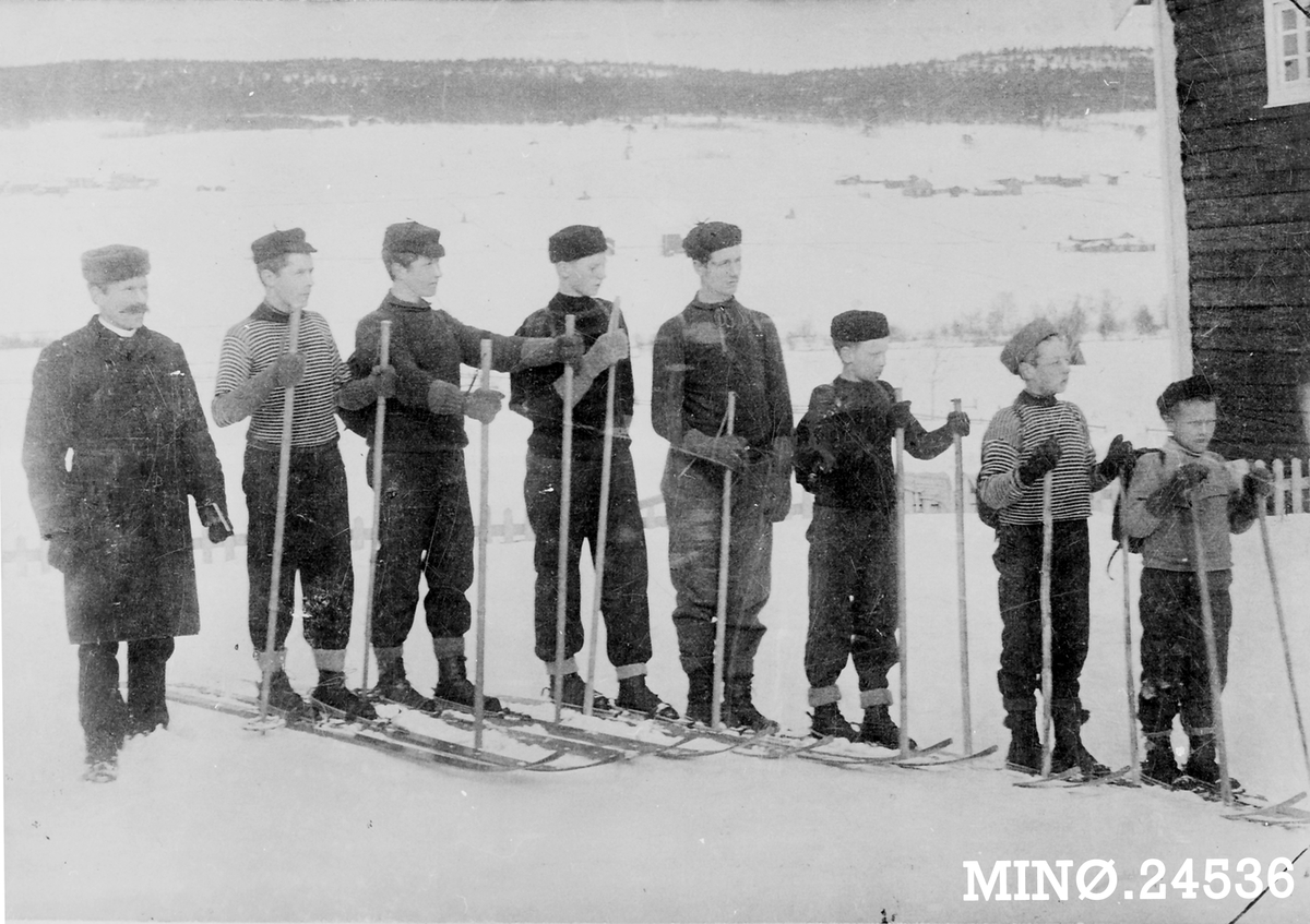 Skirenn. Tynset. 1910 med leder og deltakere fra Rendalen. 