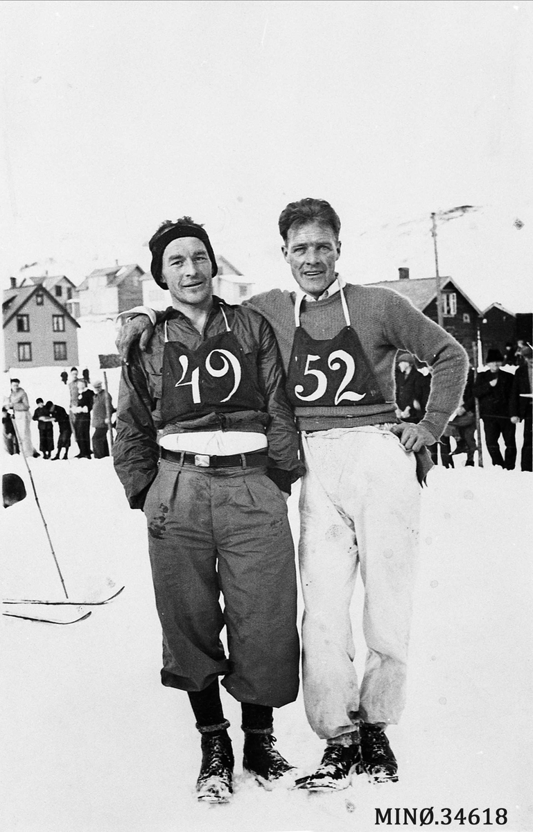 To skiløpere med startnummer på brystet