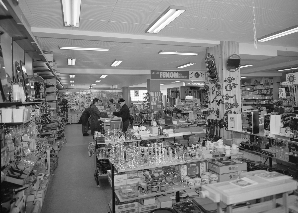 Larsen, Ludv. Forretningen. Brugata 1,  Brumunddal. Butikkinteriør. Jerniabutikk. Kjøkkenutstyr, maling og verktøy. 
