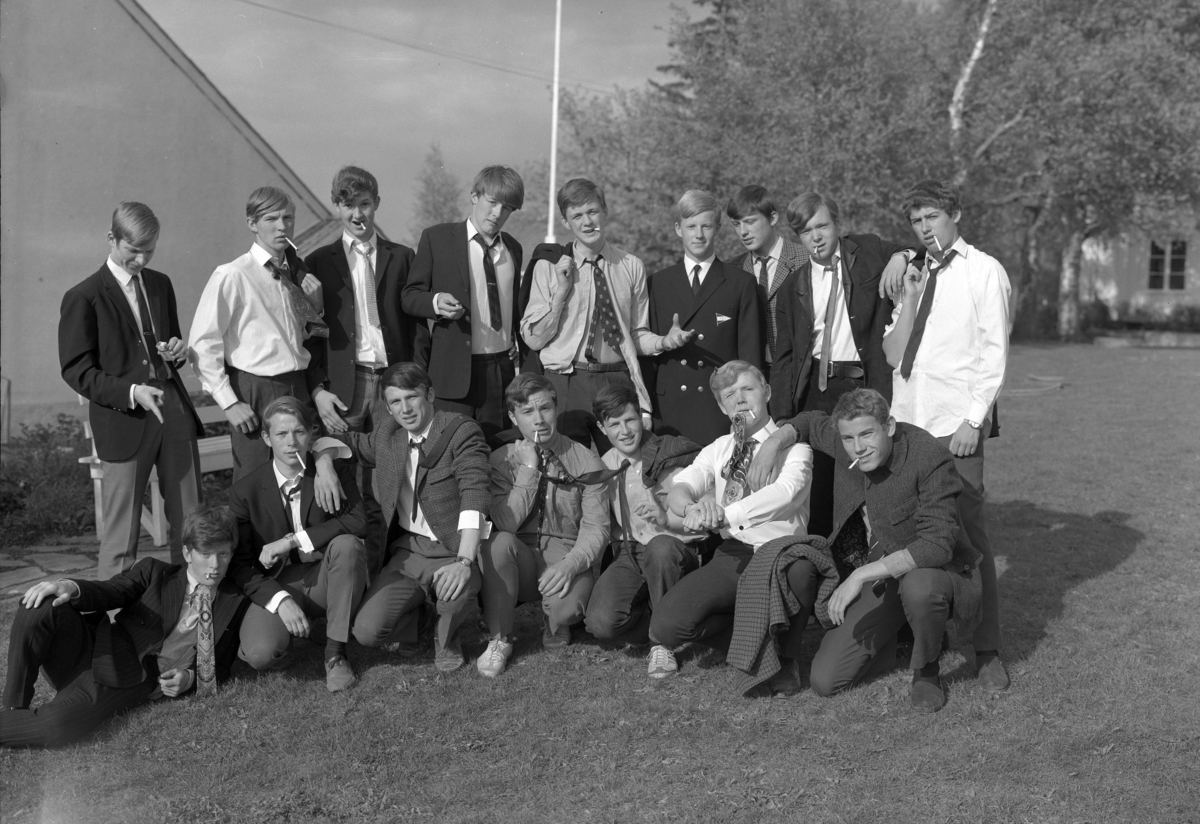 Eckboskolen 1968. Gruppe 16 elever. Gutter i dress. 29/5-1968. Eckbo skolen. (4 bilder) Eckbo-skolen på Grimerud gard i Ottestad, Stange. Kostskole. 