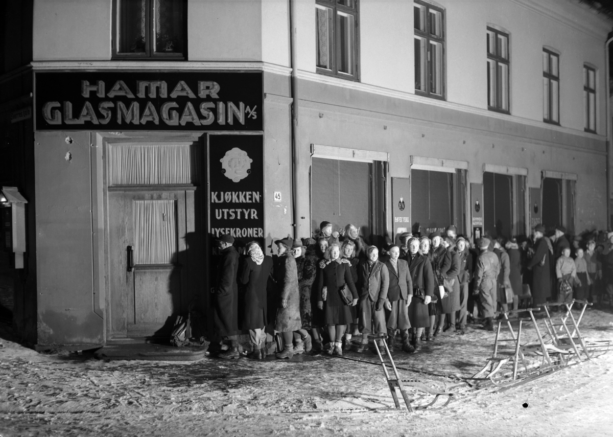Koppekø under krigen. 23. 12. 1943. Strandgt. / Torggt. Hamar. Kl. 7 - 7. 30. Rasjonering, 2.verdenskrig, vinter, spark.