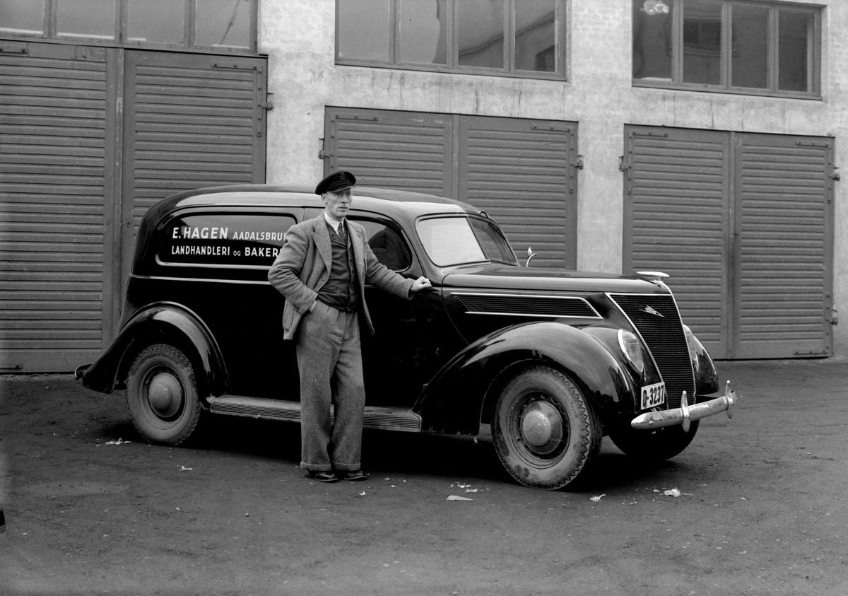 HAGEN E. , ÅDALSBRUK, LANDHANDEL, BIL + MANN. Firmabil fra E. Hagen, Aadalsbruk - Landhandleri og bakeri. Bilen er en Ford 1937 V8 varebil, med originalt, amerikansk sedan delivery karosseri.  Løten.