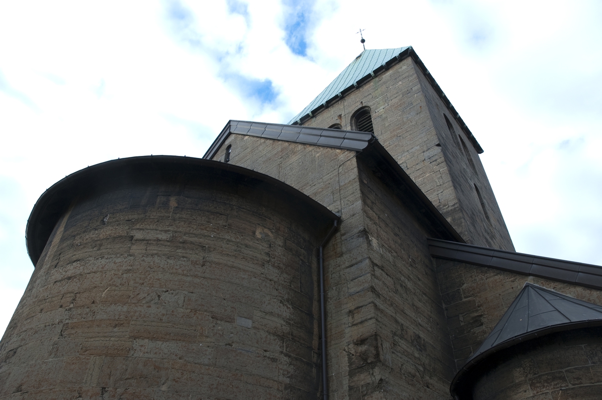 "Gamle Aker kirke, koret og sakristiet sett fra nord. Se ""Hamar bispestol 850 år"" s. 22. "
