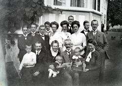 Grosserer Joachim Rønneberg med frue, barn og barnebarn.