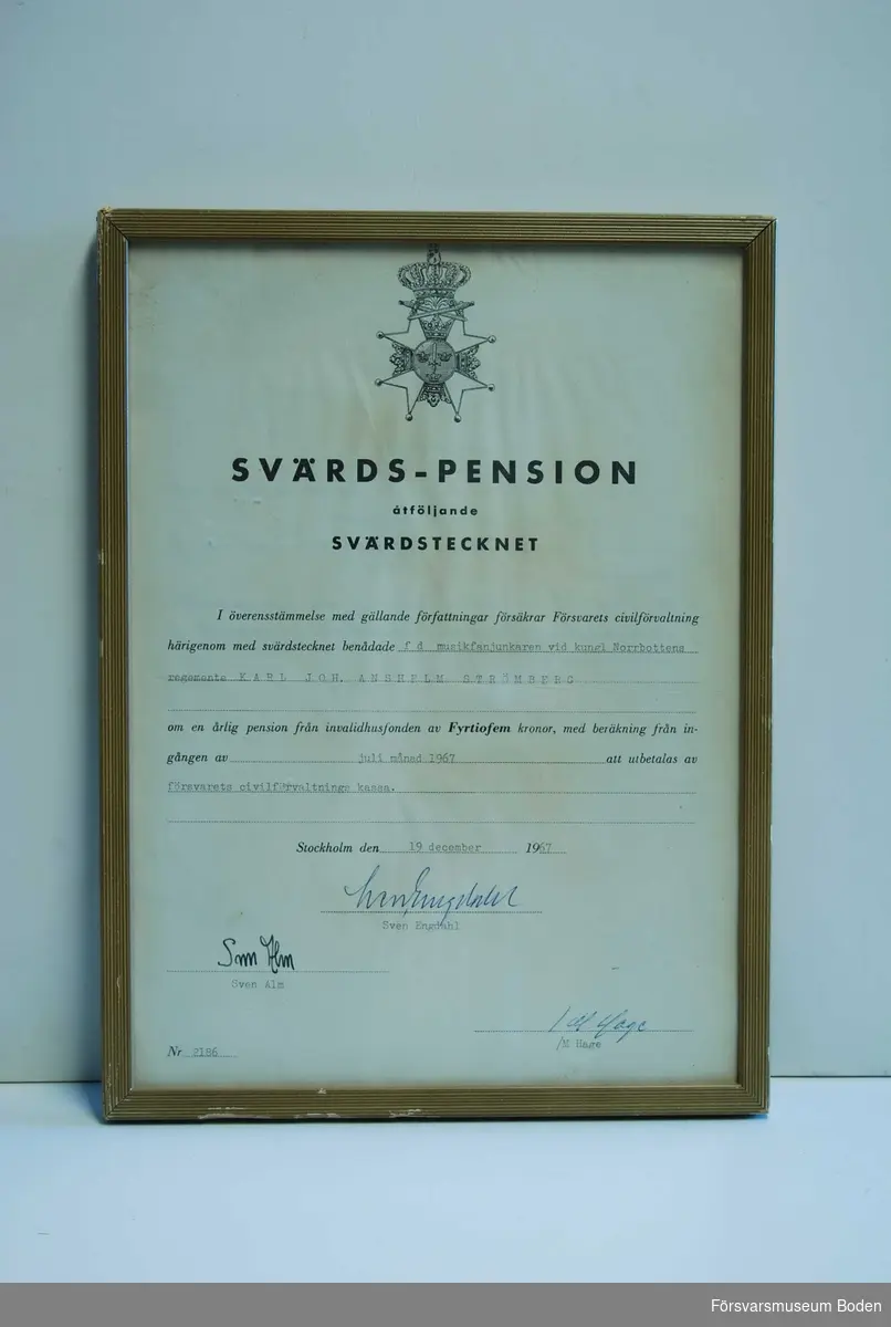 Inramat pensionsbrev för Svärdspension, åtföljande Svärdstecknet, för f.d. musikfanjunkaren vid Norrbottens regemente K. J. A. Strömberg, daterat den 19 december 1967