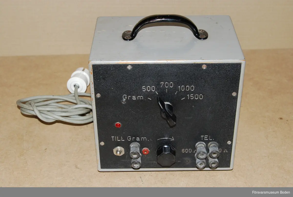 Rörbestyckat chassi i låda av trä. Med två elektonrör, slutpentod EL2 och likriktare CY1. På fronten finns en omkopplare med fem lägen för grammofon, 500, 700, 1000 och 1500. Under denna sitter en volymkontroll. Uttag märkt "TEL."  (signalutgång) för impedansen 600 ohm samt 20 ohm. Troligen från 1940-talet med tanke på de komponenter som använts.