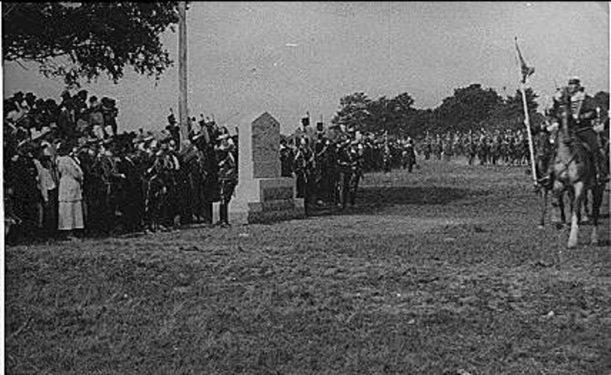 Invigningen av regementets minnessten på Sanna hed den 1 Augusti 1920. Efter avtäckningen utfördes förbimarsch i troppkolonn i galopp, ledd av sekundchefen.