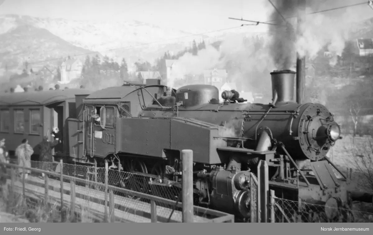 Damplokomotiv type 32b nr. 14 med lokaltog på Kristianborg holdeplass