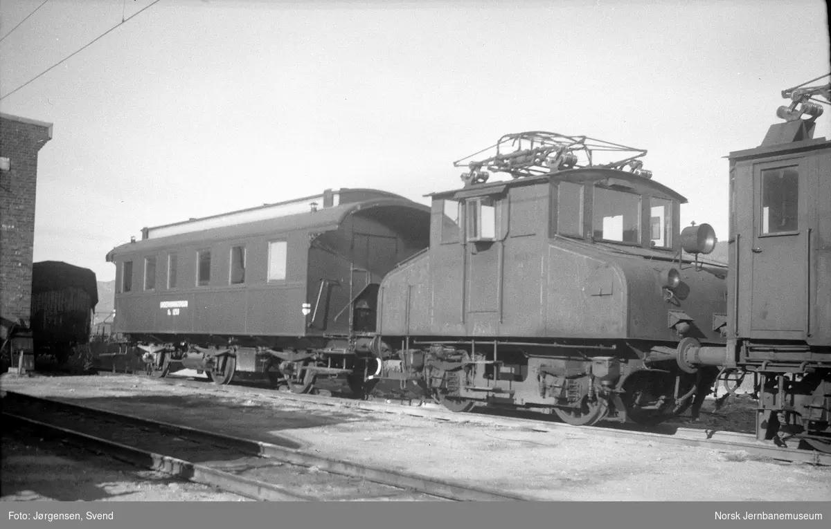 NSB elektrisk lokomotiv type El 6 nr. 2503 på Sundland med undervisningsvogn litra Ru i bakgrunnen