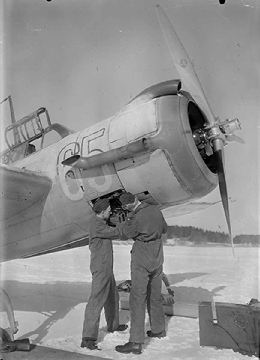Mekaniker i arbete på flygplan S 17