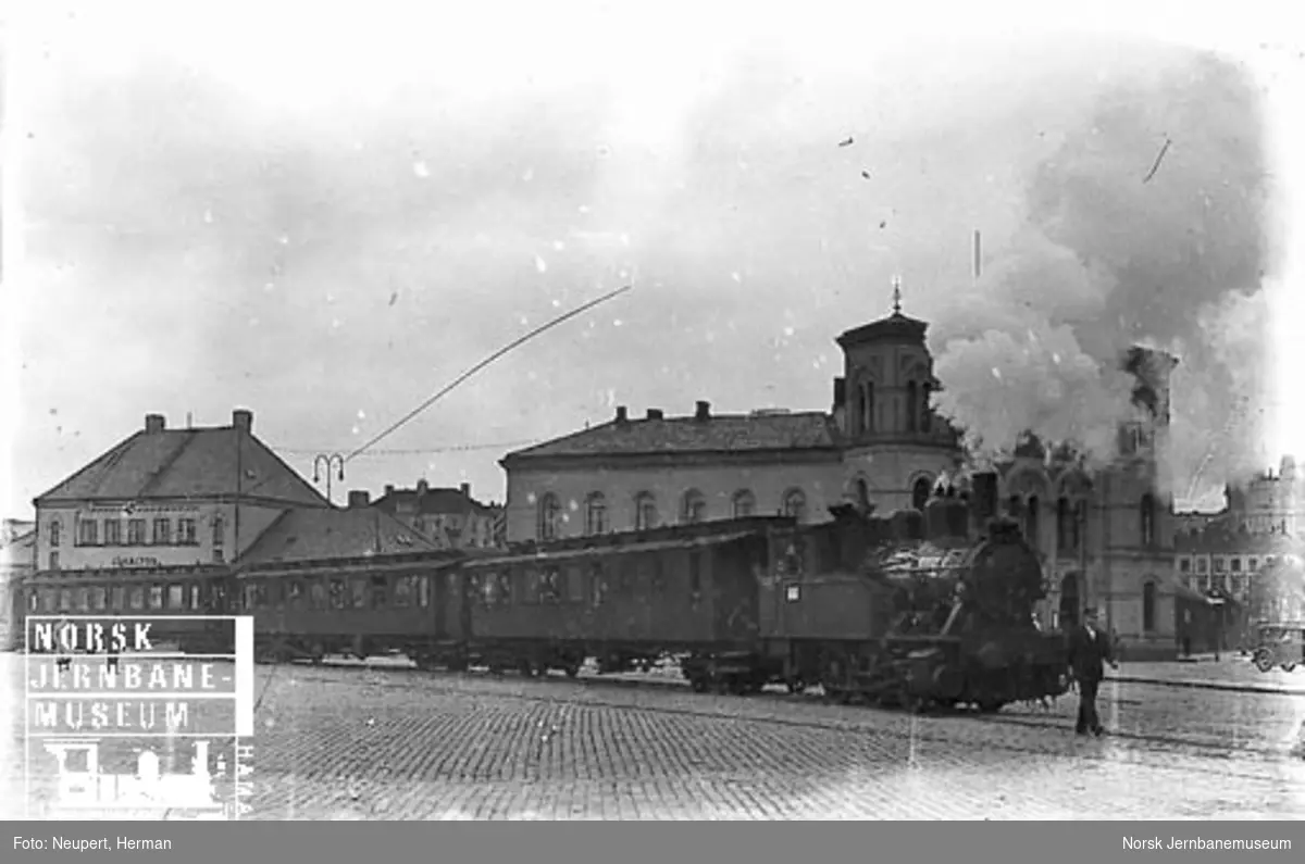 Damplokomotiv av type 23b foran et persontog på Havnebanen ved Vestbanen
