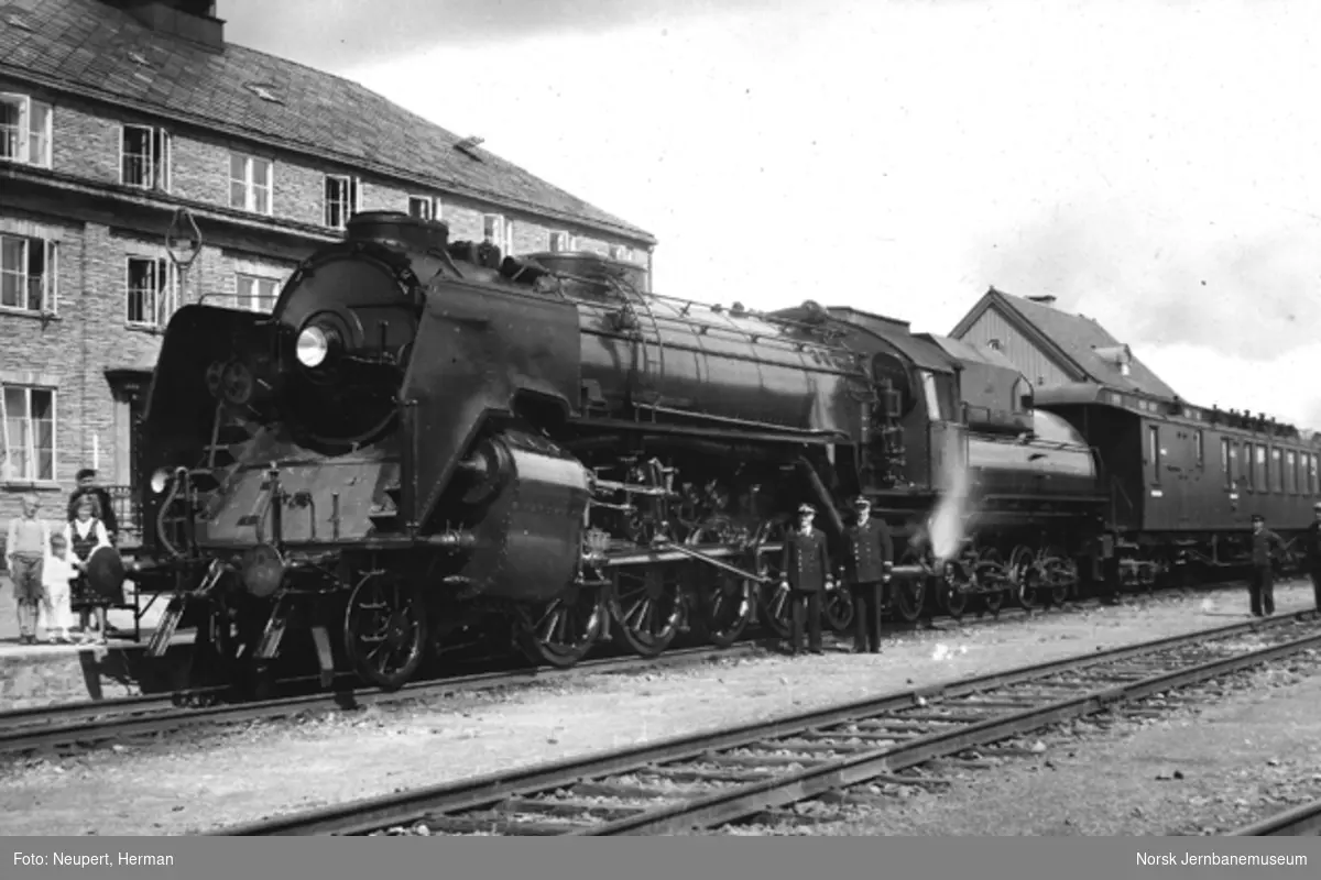 Damplokomotiv type 49a nr. 463 "Dovregubben" på Oppdal stasjon
