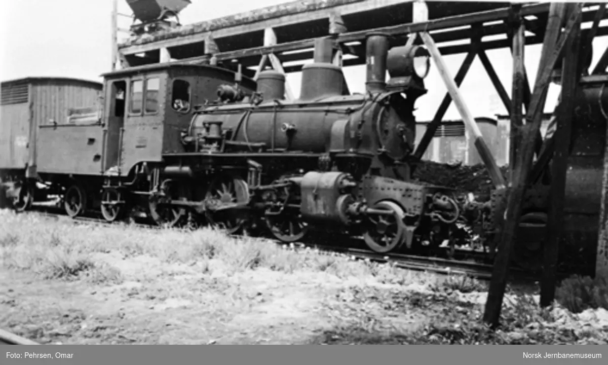 Damplokomotiv type XXVI nr. 81 hensatt for Jernbanemuseet : kullageret i bakgrunnen