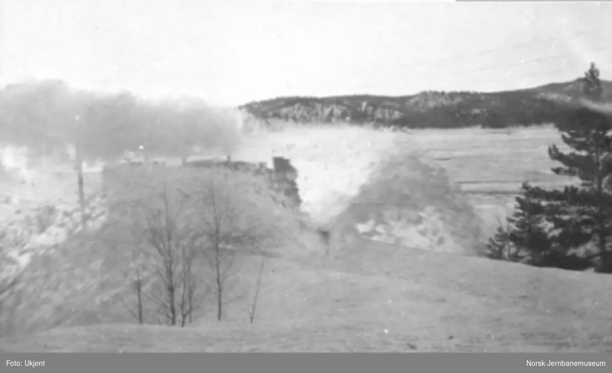 "Fra snesjauen 27. jan. - 4. febr. 1920" : brøyting med damplokomotiv med stor frontplog