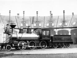 Damplokomotiv type XVII nr. 26 som nytt på svingskiven utenf