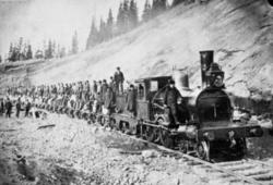 Smaalensbanens damplokomotiv type 9a nr. S10 med grustog og 