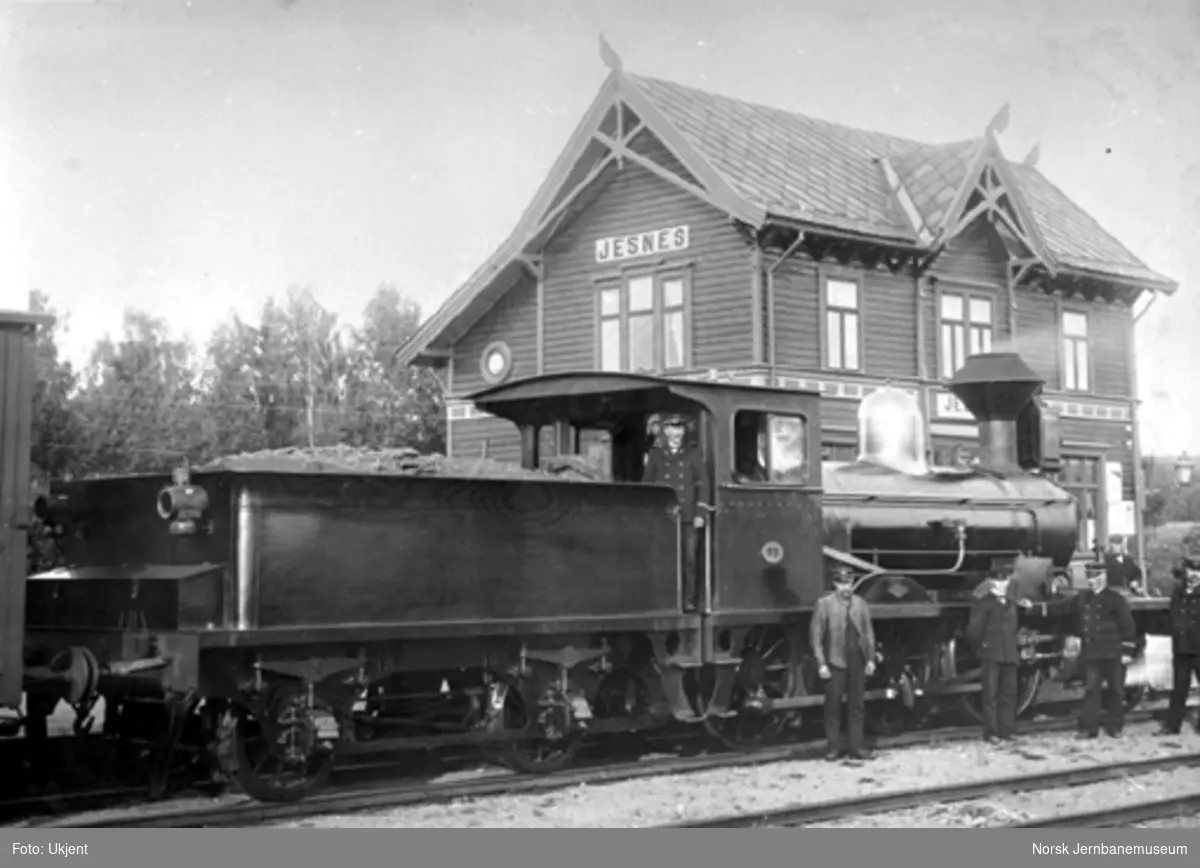 Damplokomotiv type 11a nr. 65 på Jessnes stasjon; stasjons- og togpersonalet er oppstilt foran toget