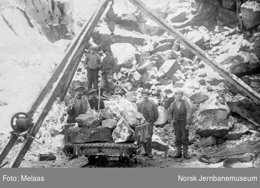 Seks anleggsarbeidere med steintralle og stubbebryter ved skjæring nr. 428 ved Sørlandsbanens 9. avdeling Gunustad