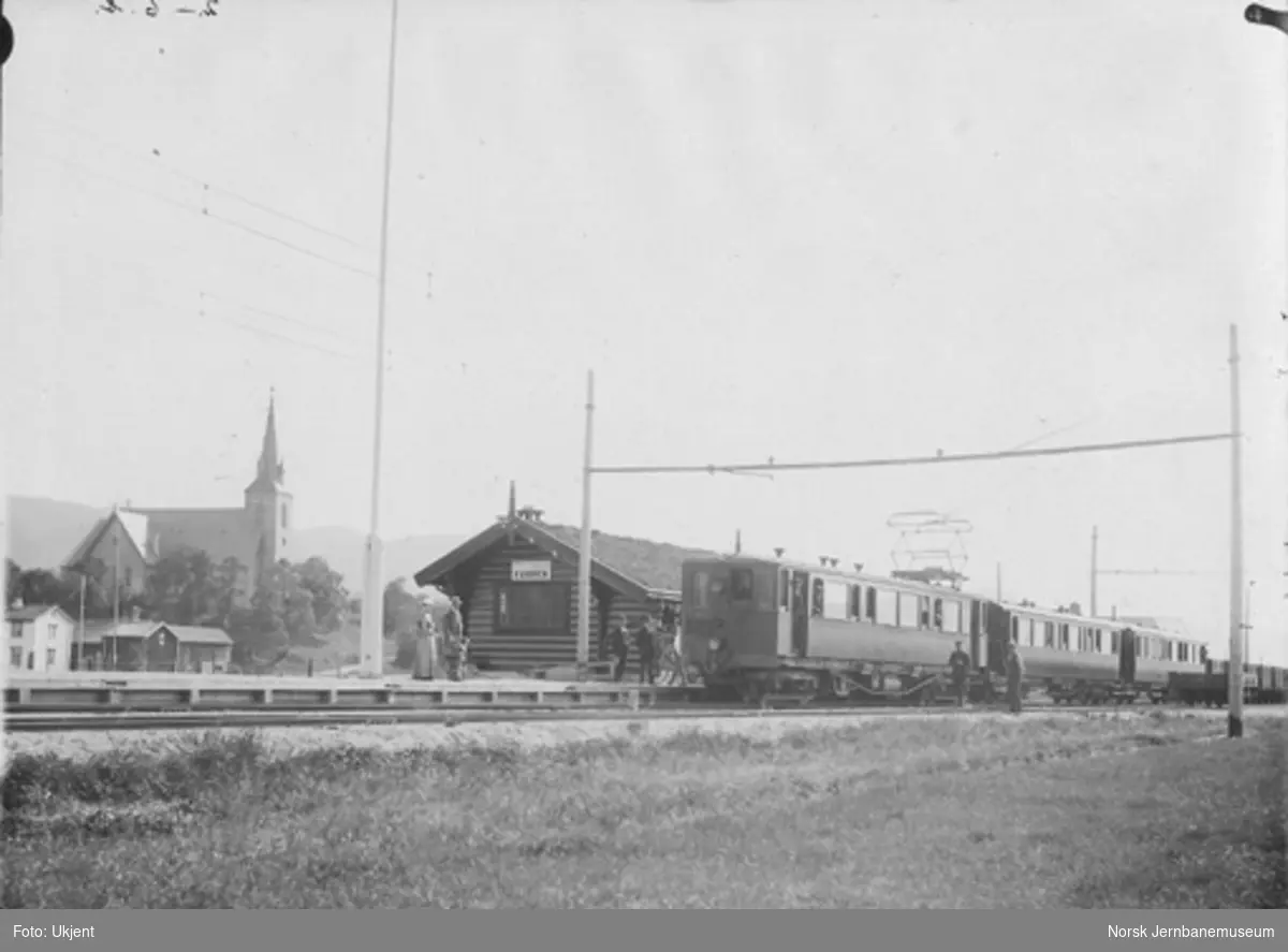Motorvogn med tog på Fannrem stasjon