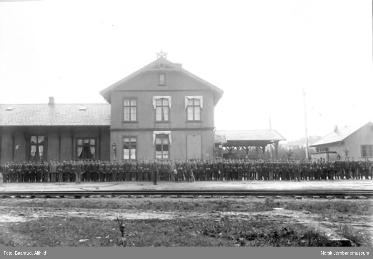 Soldater oppstilt på Kongsvinger stasjon