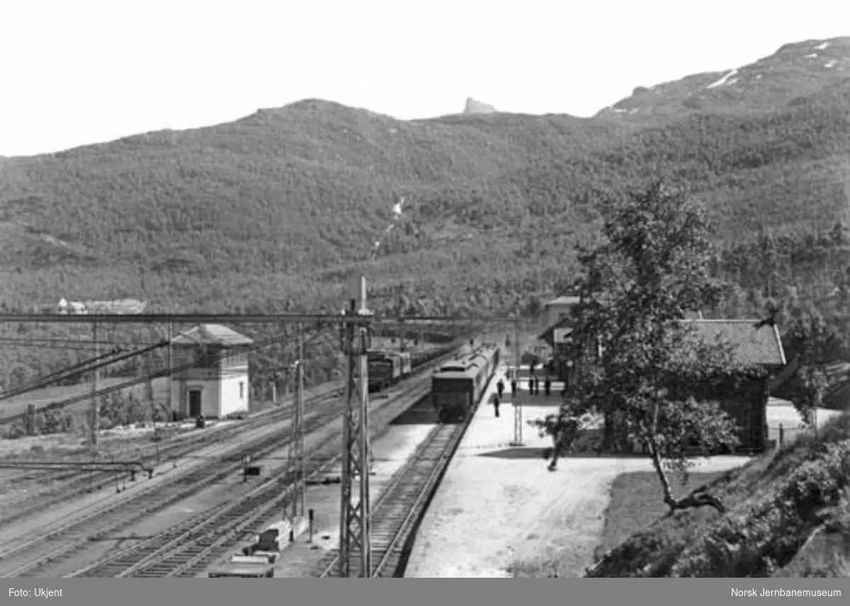 Narvik stasjon med Stockholms-toget i spor 1 og malmtog i spor 3