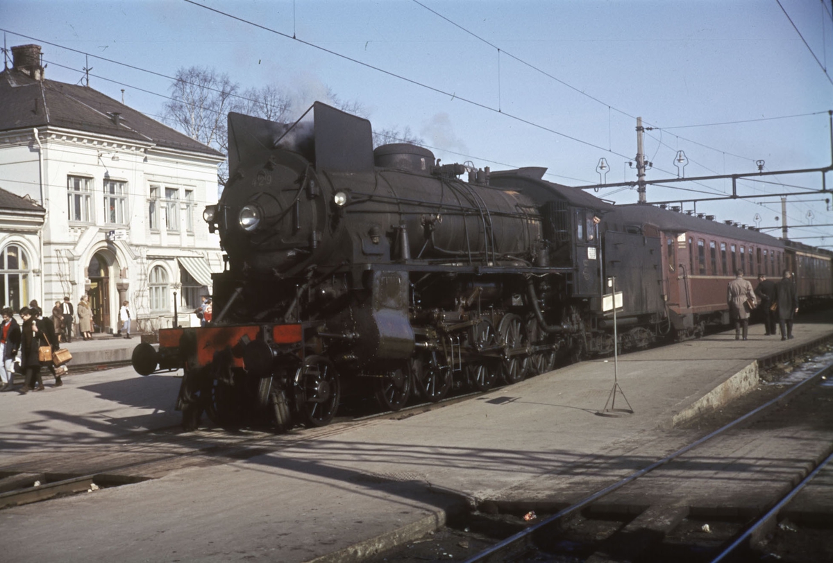 Damplokomotiv type 31b nr. 429 med påsketog 7305 fra Oslo Ø til Otta på Hamar stasjon