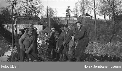 Et arbeidslag i gang med baksing av spor på dobbeltsporanlegget Sandvika-Asker ved Hvalstad-dalen, sett fra Vakåssiden