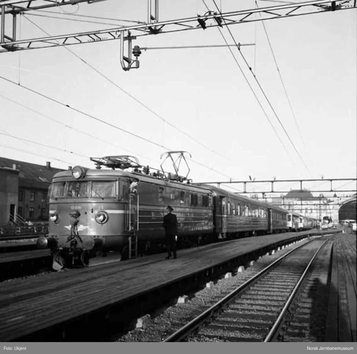 Elektrisk lokomotiv El 13 nr. 2151 med persontog på Oslo Ø