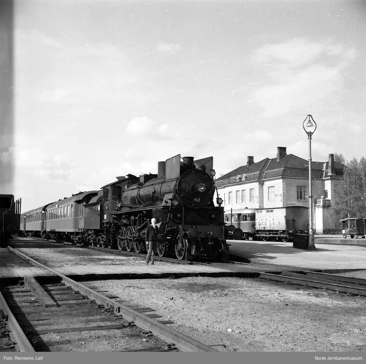 Damplokomotiv type 26c nr. 412 foran Rørosbanens dagtog på Elverum stasjon