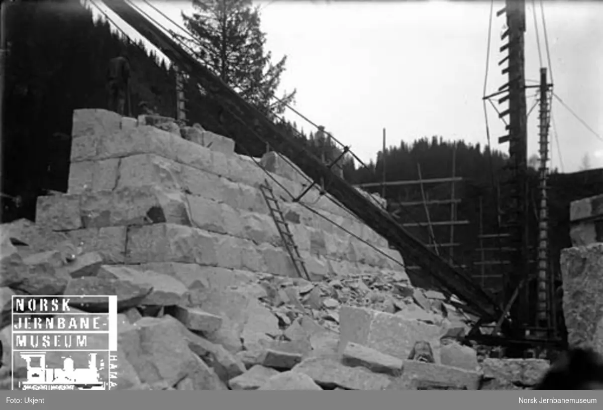 Folstad steinbrudd : uttak av stein til landkar på Trondheim stasjon