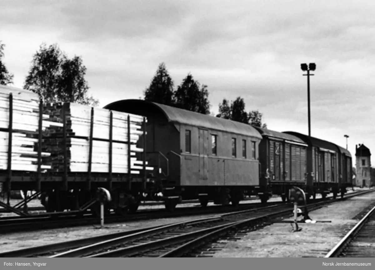 Person- og konduktørvogn litra BFV1 nr. 19905 i det personførende lokaltogstoget på Rørosbanen