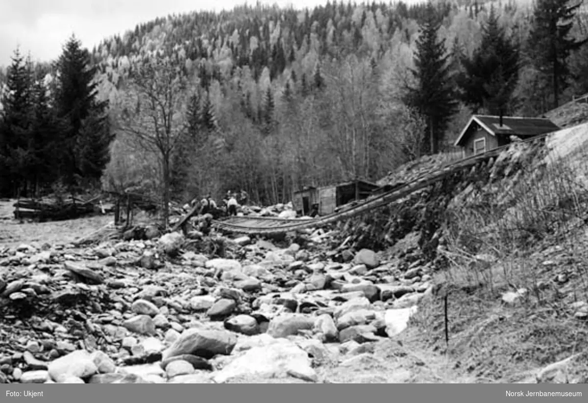 Utrasing under flom ved km 212 mellom Øyer og Tretten 26. mai 1958
