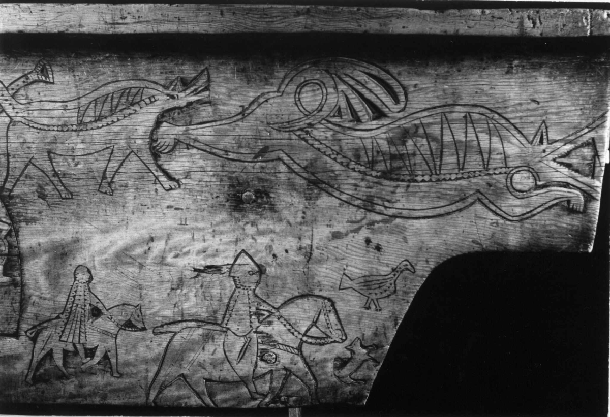 Bordplate og sider til bordet et laget av én tømmerstokk. Bendelene er skåret som formen til innsiden og sikret med dømlinger. Bordet har en frontside  med skurd og rispet dekor med middelalderspreg. Frontsiden har også en bueformet luke med hengsling nedtil. Undersiden er hvert dekket, så eneste inngang er fra luken. Bordet er ubehandlet.