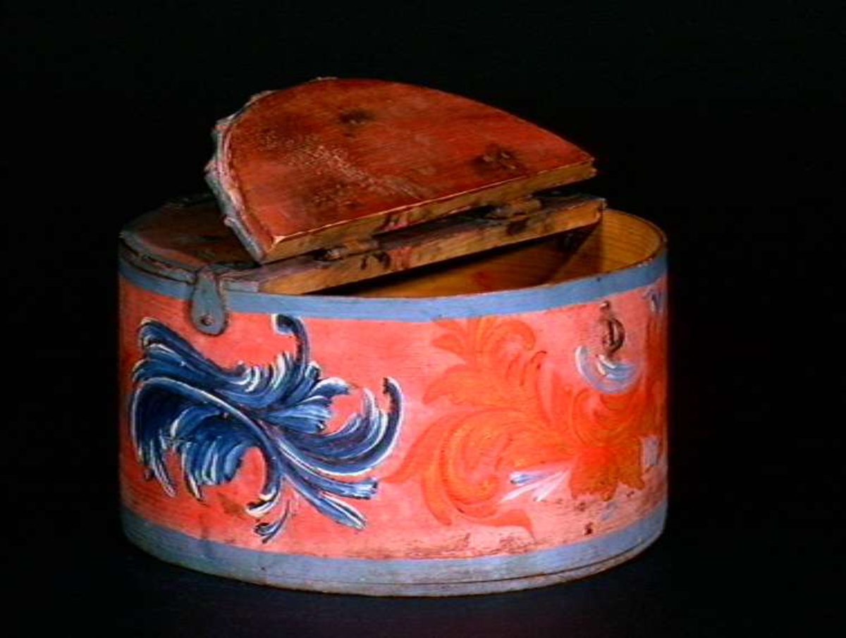 Furu, malt rød med blå kanter, rund, fast lokk med hengsler og hank, rosemalt, på lokk kartusj merket ALS 1806.