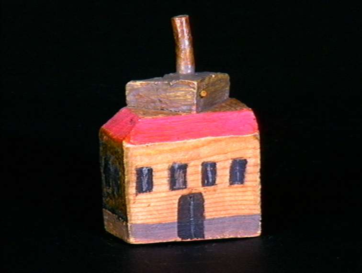 Sett med ca 200 leketøyhus laget av tre i forskjellige former og farger.