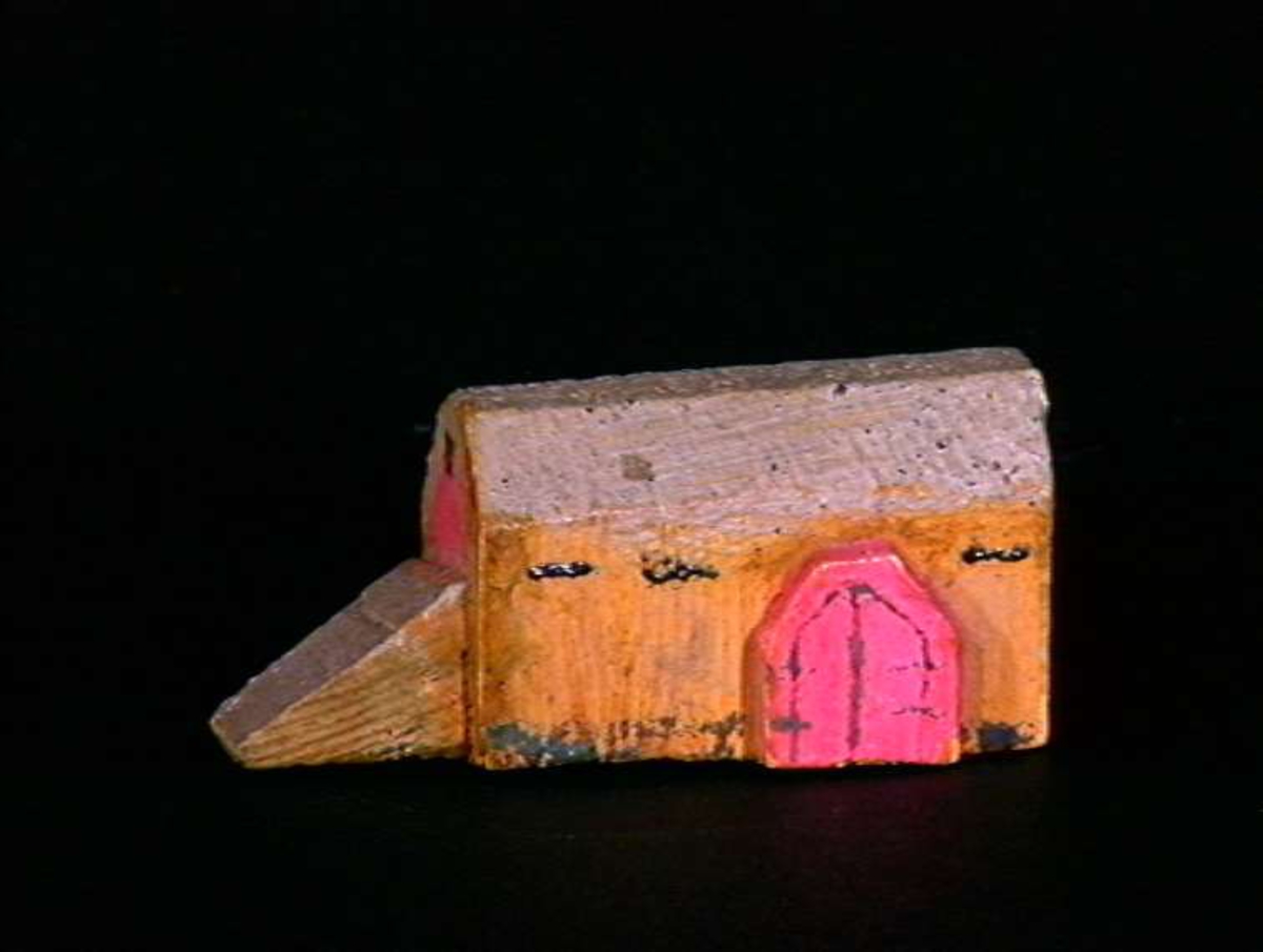 Sett med ca 200 leketøyhus laget av tre i forskjellige former og farger.